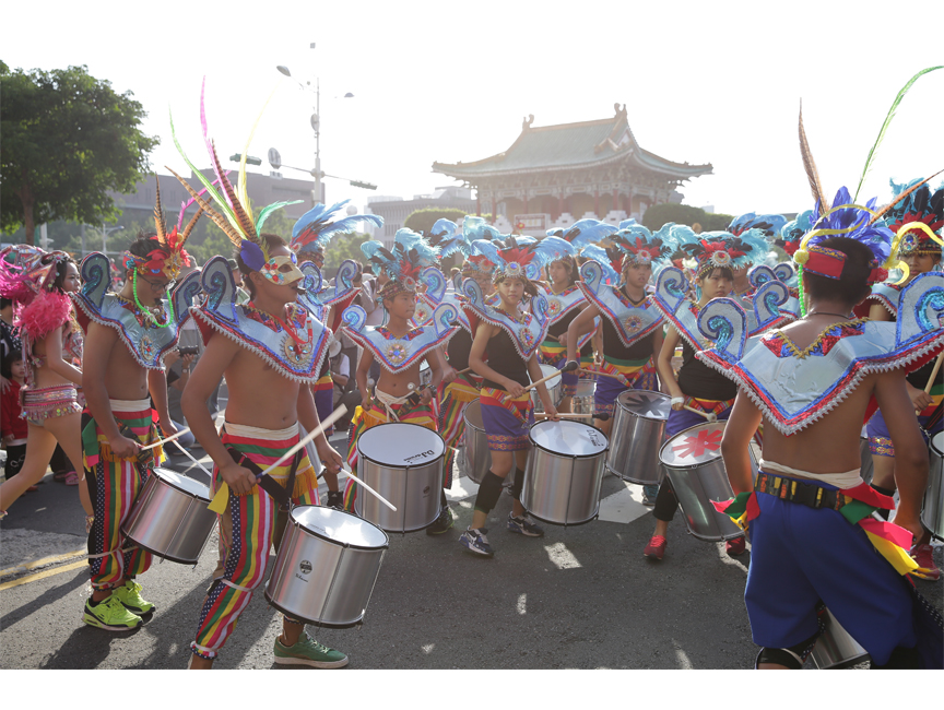 世大運開幕進場 悠遊卡隊伍很特別 台東家扶森巴鼓隊 世大運秀熱情
