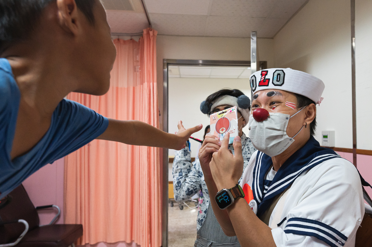 悠遊卡與紅鼻子醫生送愛到醫院 病童露出陽光的笑容