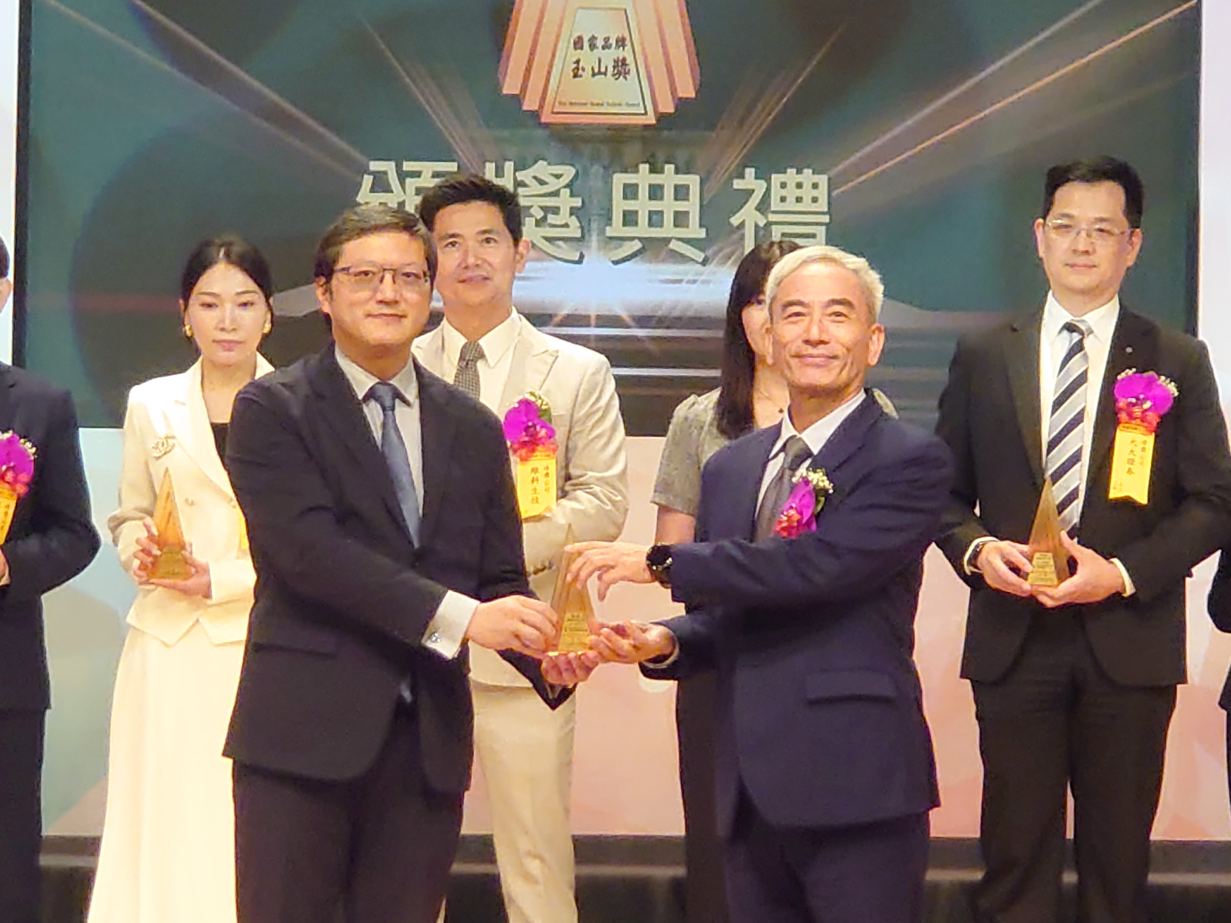 悠遊卡公司一舉拿下《國家品牌玉山獎》 「全國首獎」、「最佳產品」雙獎肯定